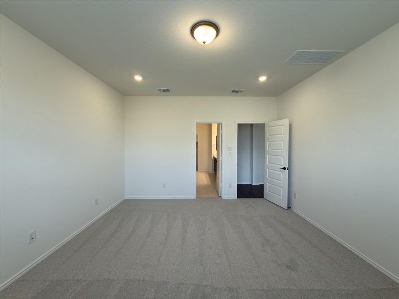 Spacious, unfurnished interior of a new home in River Bluff, Leander (Image 18).