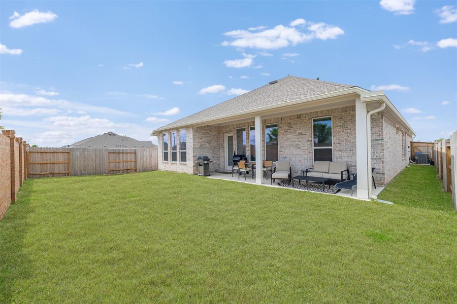 Exterior details and patio area of a home in Lago Mar, Texas City (Image 4).