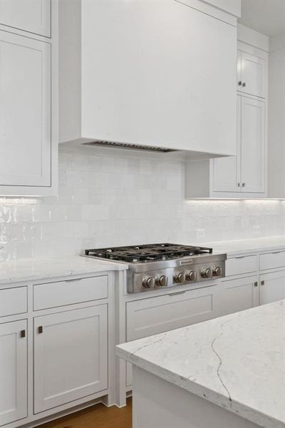 You'll enjoy creating culinary masterpieces in this kitchen outfitted with top of the line appliances!