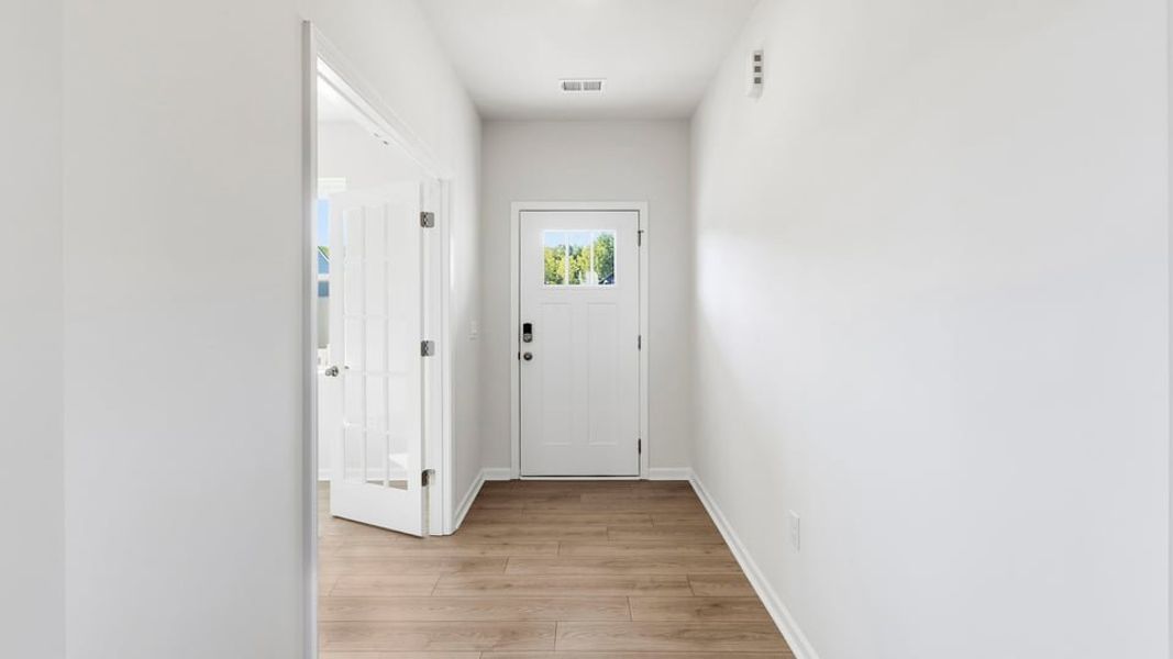 Spacious, unfurnished interior of a new home in Sherwood Gardens, Landrum (Image 14).
