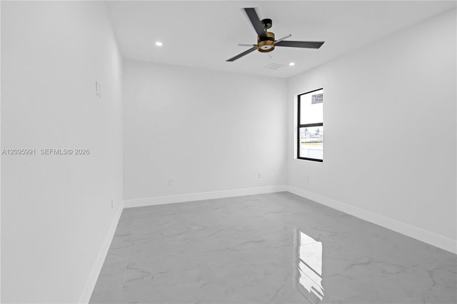 Spacious, unfurnished interior of a new home in , Cape Coral (Image 41).