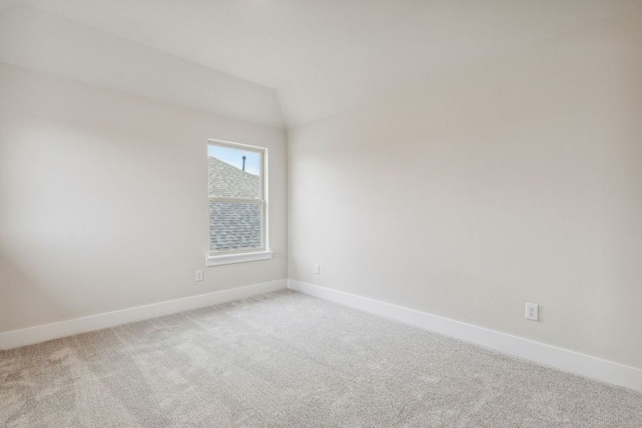 Spacious, unfurnished interior of a new home in Dove Hollow, Waxahachie (Image 29).
