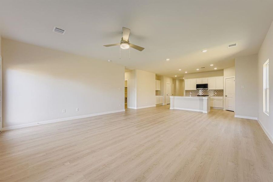 Spacious, unfurnished interior of a new home in MiraVerde, Crowley (Image 24).