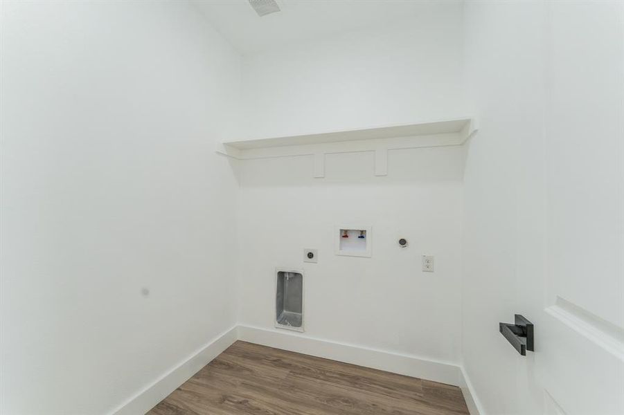Spacious, unfurnished interior of a new home in , Sulphur Springs (Image 14).