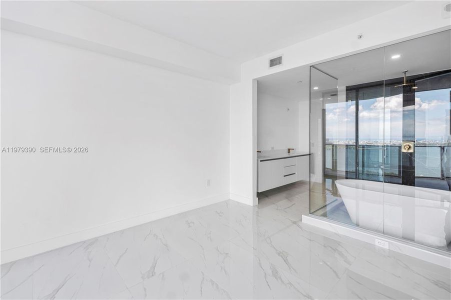 Spacious, unfurnished interior of a new home in Aria Reserve, Miami (Image 28).