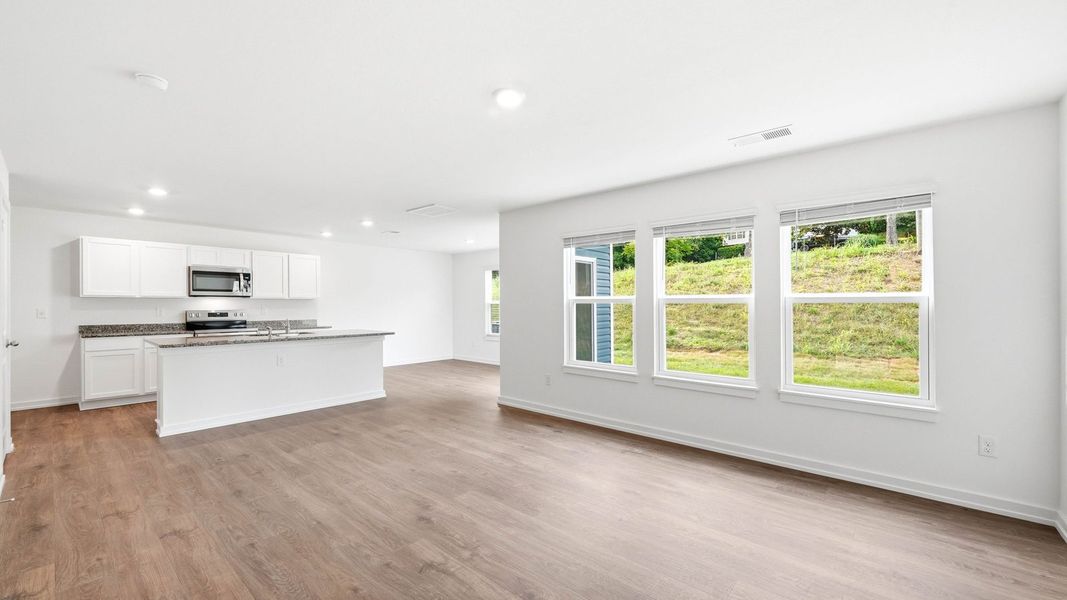 Spacious, unfurnished interior of a new home in Oak Hill, Vonore (Image 14).
