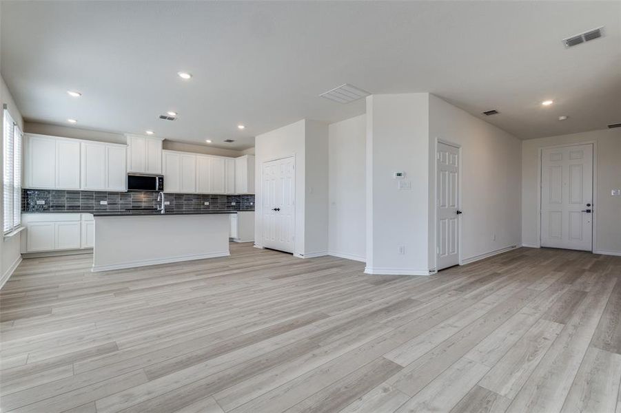 Spacious, unfurnished interior of a new home in Eagle Creek, Denton (Image 22).