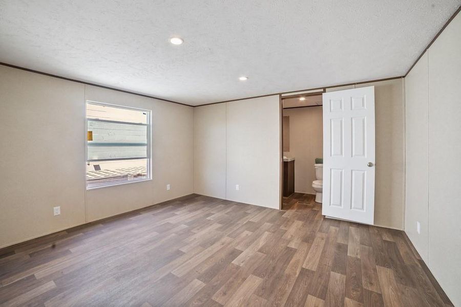 Spacious, unfurnished interior of a new home in , Sherman (Image 12).