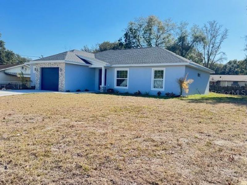 Exterior details and patio area of a home in , Ocklawaha (Image 3).