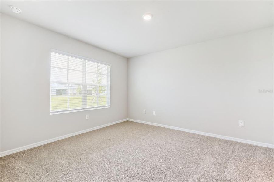 Spacious, unfurnished interior of a new home in Heritage Lake Park, Punta Gorda (Image 14).