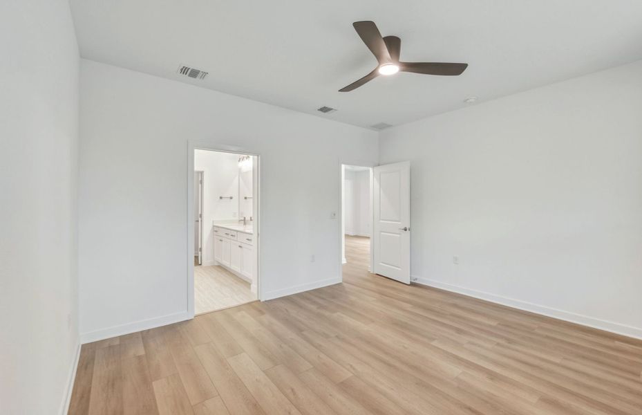 Spacious, unfurnished interior of a new home in Sun City Texas, Georgetown (Image 24).