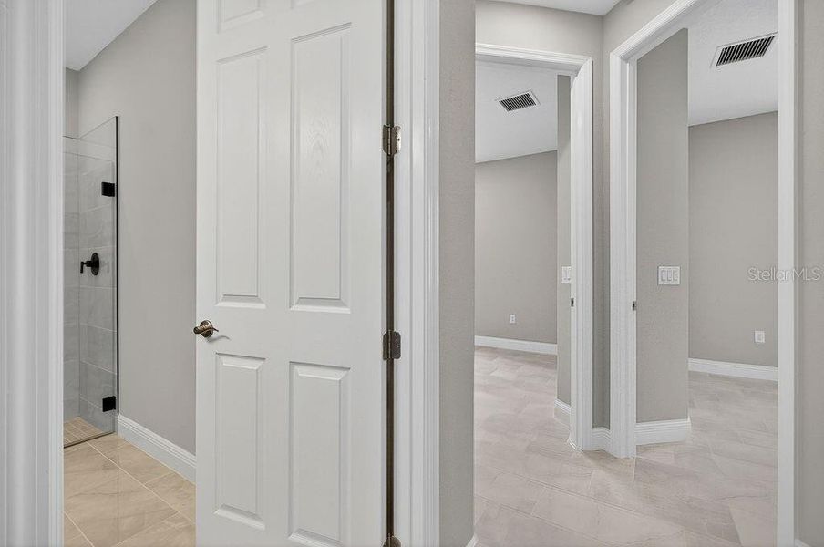 Spacious, unfurnished interior of a new home in , Mount Dora (Image 25).