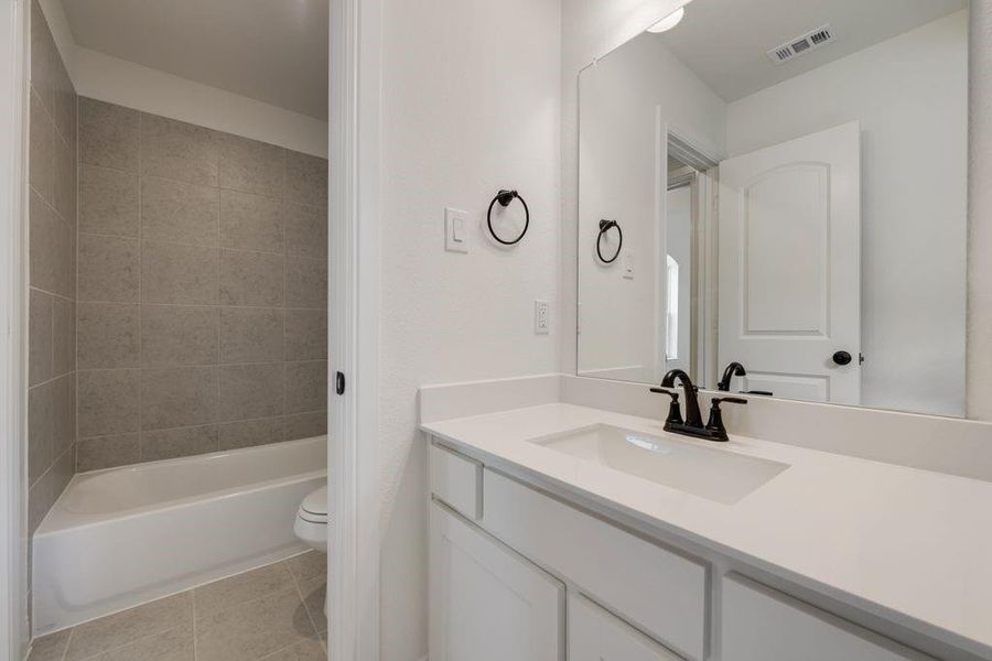 Furnished interior view inside a new home in Grand Braniff Park, Irving (Image 4).