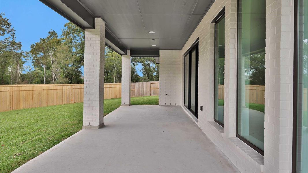 Exterior details and patio area of a home in Sienna 55' - Valencia, Missouri City (Image 1). Exterior details and patio area of a home in Sienna 55' - Valencia, Missouri City (Image 1).