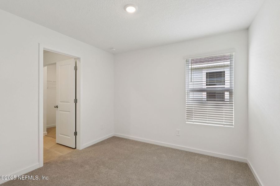 Spacious, unfurnished interior of a new home in Azalea Creek, Jacksonville (Image 27).