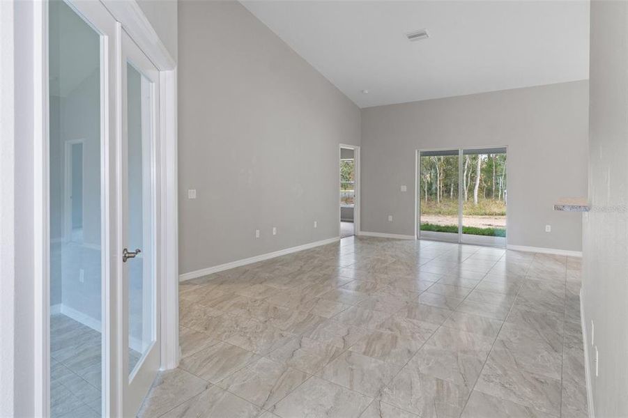 Spacious, unfurnished interior of a new home in , Homosassa (Image 18).
