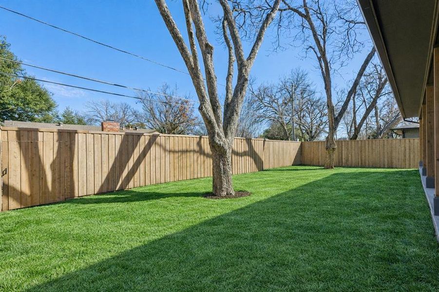 Exterior details and patio area of a home in , Dallas (Image 4).