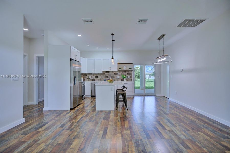 Spacious, unfurnished interior of a new home in , Sebring (Image 15).