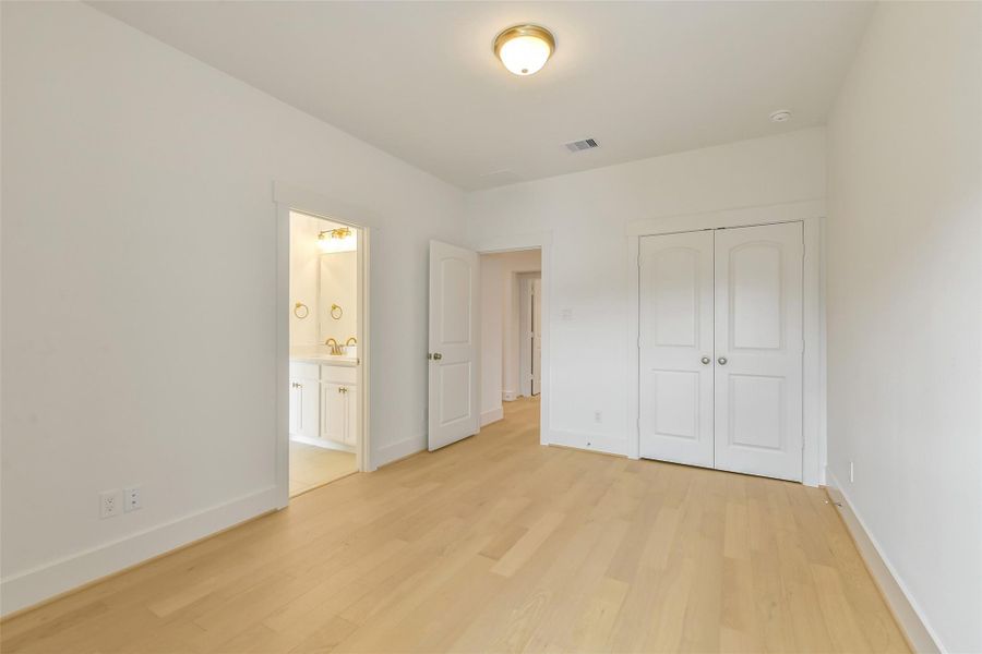 Spacious, unfurnished interior of a new home in Timbergrove Trails, Houston (Image 29).
