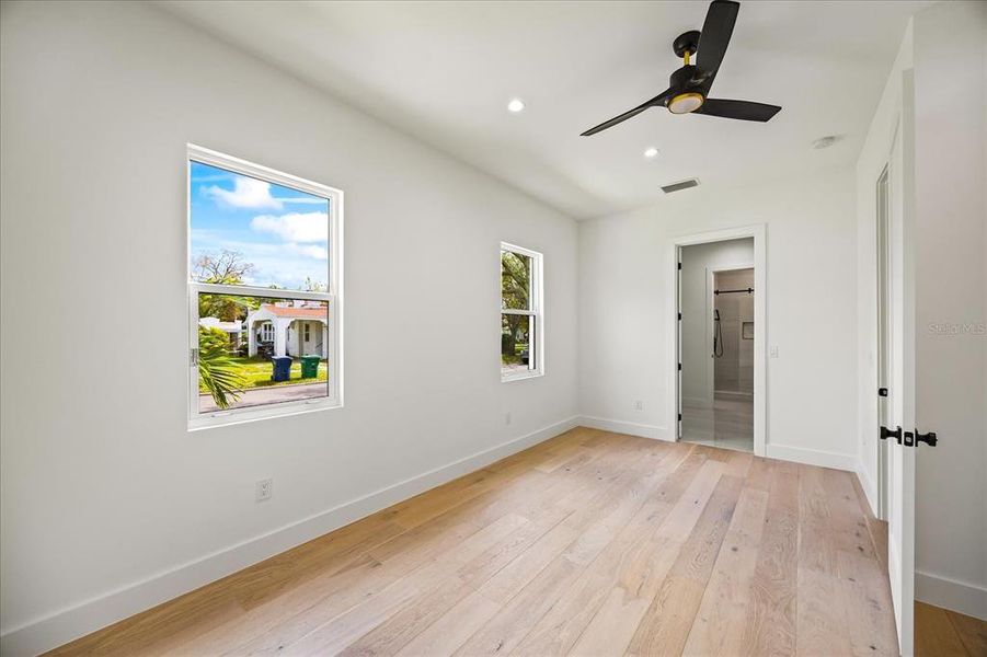 Spacious, unfurnished interior of a new home in , Tampa (Image 24).