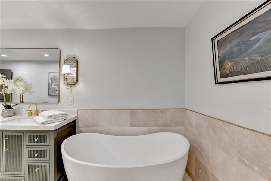 Furnished interior view inside a new home in , Atlanta (Image 40).