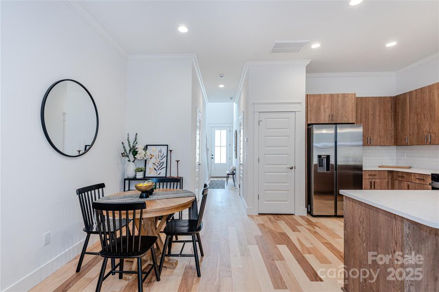 Model (Photo Similar)