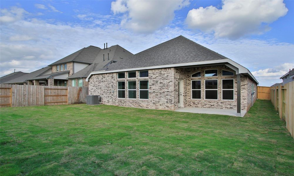 Exterior details and patio area of a home in Brookewater, Rosenberg (Image 3).