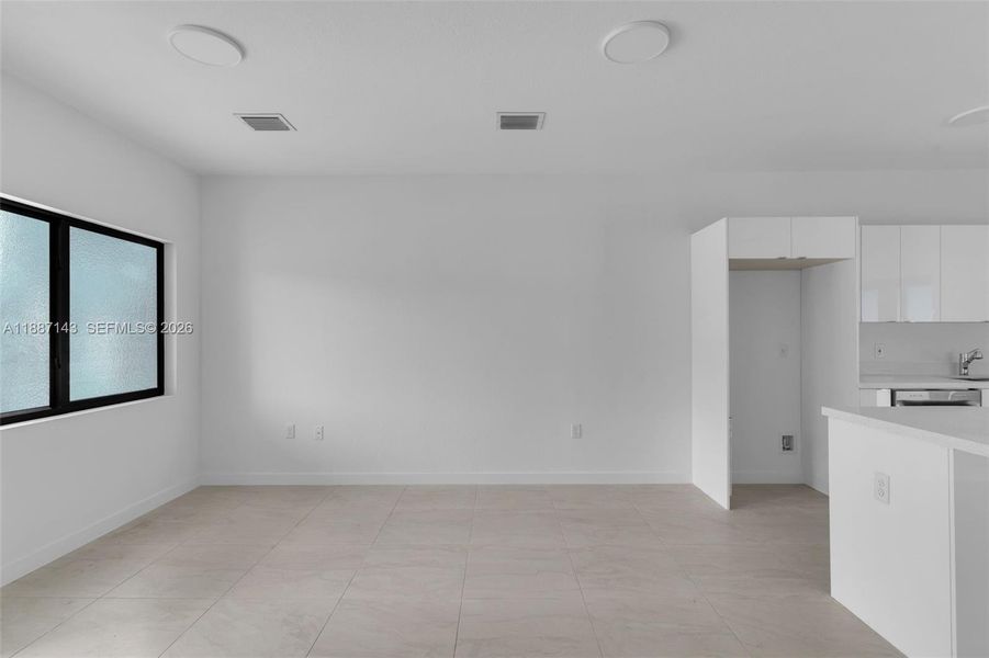 Spacious, unfurnished interior of a new home in , Miami (Image 21).