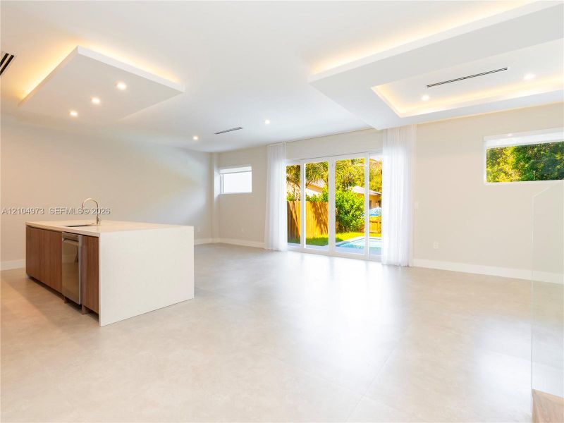 Spacious, unfurnished interior of a new home in , Fort Lauderdale (Image 20).