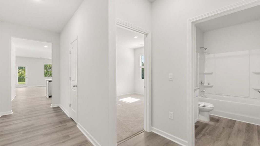 Spacious, unfurnished interior of a new home in Oconee Overlook, Gainesville (Image 5).