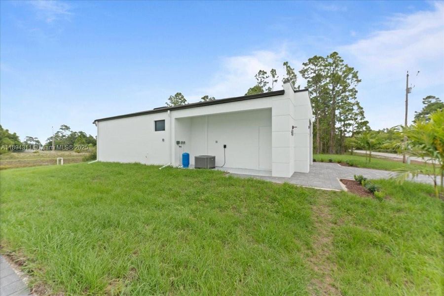 Exterior details and patio area of a home in , Lehigh Acres (Image 1).