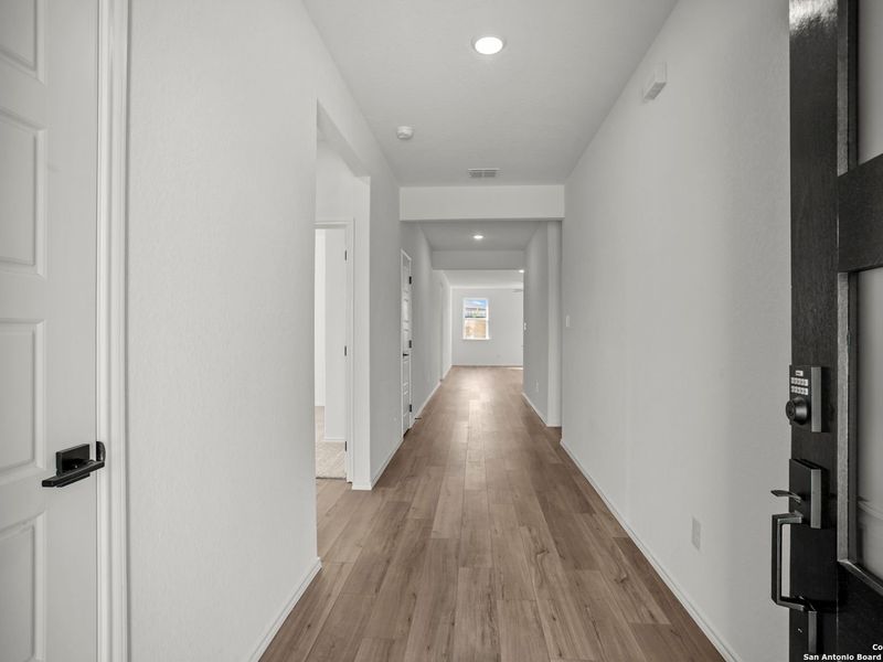 Spacious, unfurnished interior of a new home in Comanche Ridge, San Antonio (Image 13).