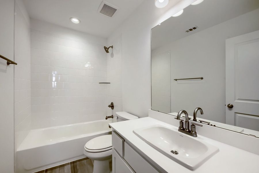1724 Truro - Full Bathroom