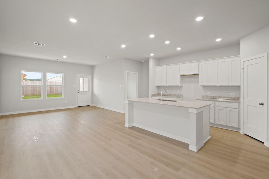 Spacious, unfurnished interior of a new home in Sherwood Glen, Conroe (Image 8).