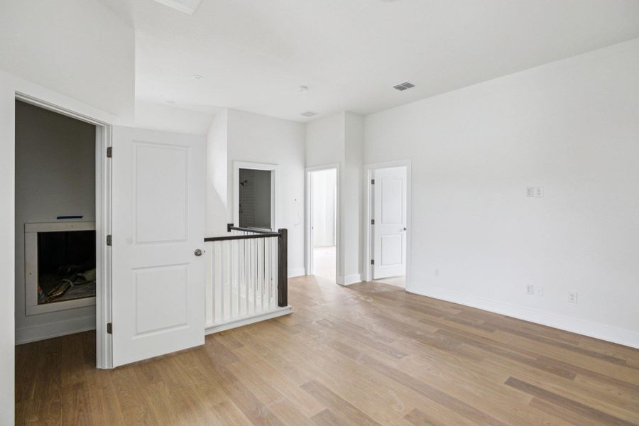 Spacious, unfurnished interior of a new home in Persimmon, Buda (Image 15).