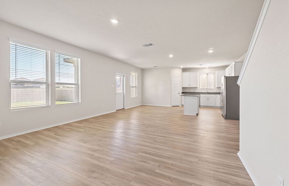 Spacious, unfurnished interior of a new home in Sonterra, Jarrell (Image 34).