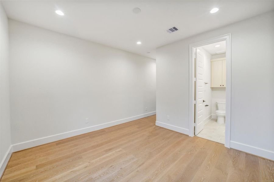 Spacious, unfurnished interior of a new home in , Houston (Image 31).