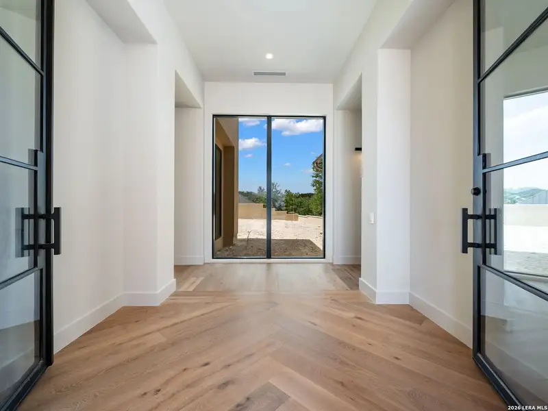 Spacious, unfurnished interior of a new home in , San Antonio (Image 37).
