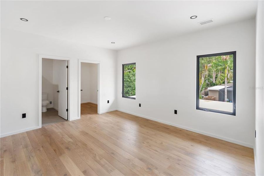 Spacious, unfurnished interior of a new home in , Sarasota (Image 44).