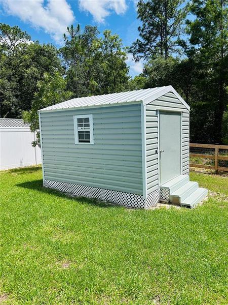 Exterior details and patio area of a home in , Dunnellon (Image 24).