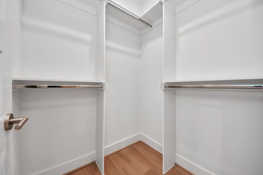 Spacious, unfurnished interior of a new home in Alicante, Houston (Image 19).