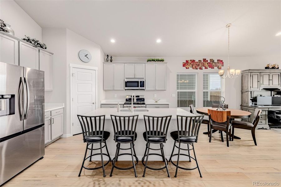 Eat-in Kitchen Eat-in Kitchen