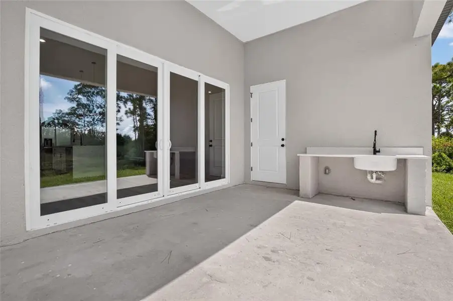Exterior details and patio area of a home in , Port Charlotte (Image 4).