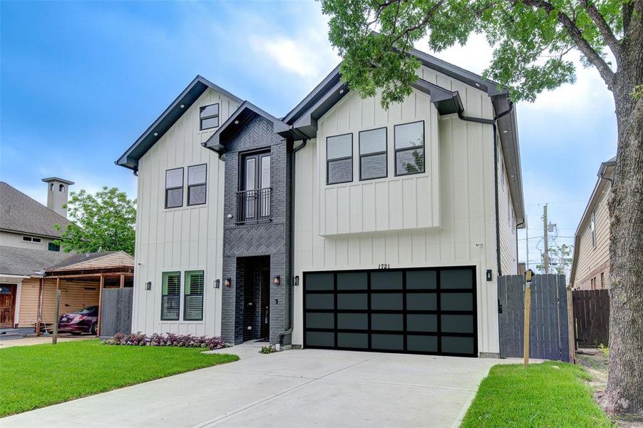 Stunning New Home, Never been lived in and in quiet street of highly desirable Oak Forest.