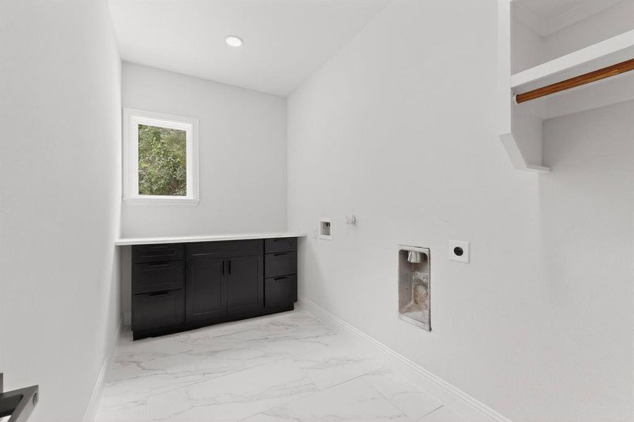 Spacious, unfurnished interior of a new home in , Tool (Image 33).