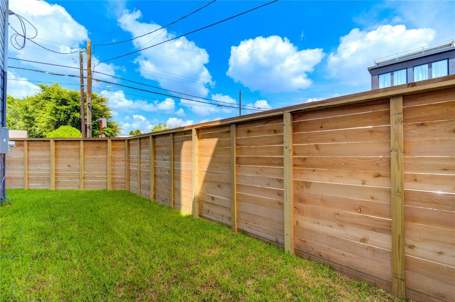 Large side yard for those who need more outdoor space for ground entrainment or for those who have pets. Large side yard for those who need more outdoor space for ground entrainment or for those who have pets.