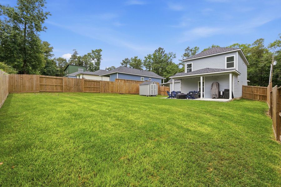 Exterior details and patio area of a home in Arrowhead Lakes, Willis (Image 21).
