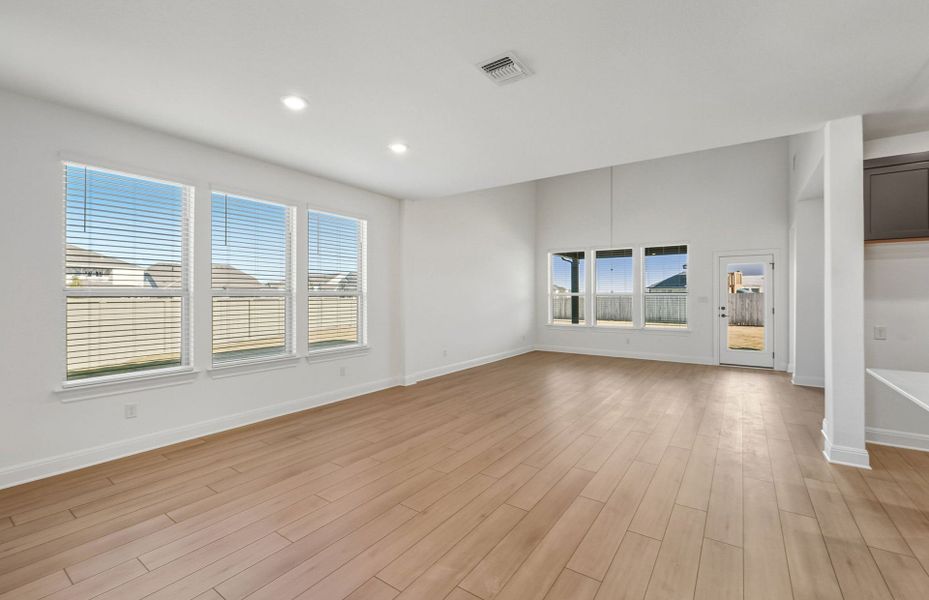 Spacious, unfurnished interior of a new home in Santa Rita Ranch, Liberty Hill (Image 35).
