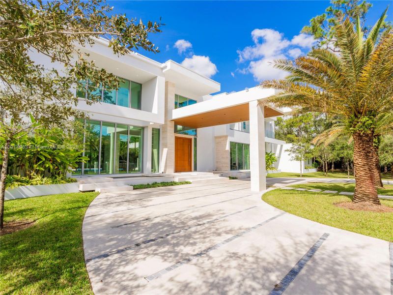 Exterior details and patio area of a home in , Pinecrest (Image 39).