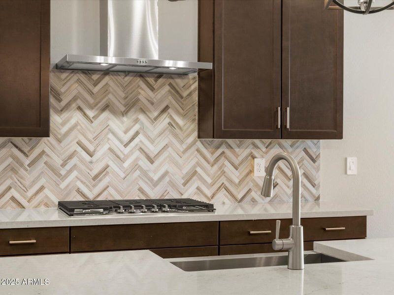 Gas Cooktop and Full Backsplash!